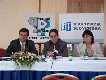 Tlačová konferencia o výskume v hoteli Danube 24. augusta 2004 (zľava: M. Ištván, M. Májek a D. Plintovičová)